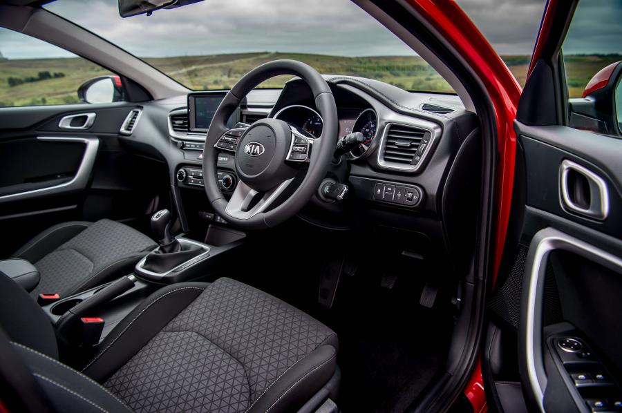 Интерьер Kia Ceed 2018 года  (UK) (фото 20 из 30)